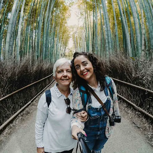 mum-daughter-walking-through-bamboo-forest-Sagano-Arashiyama-Kyoto-Japan