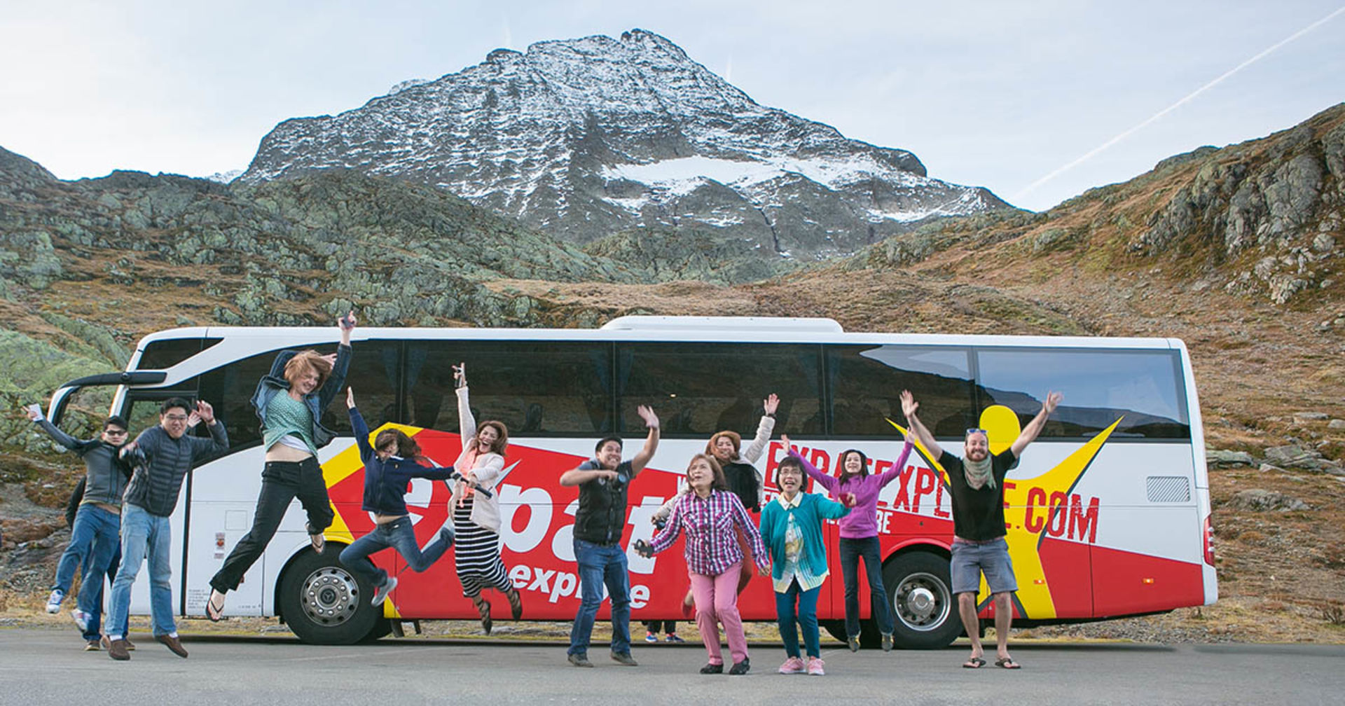 expat explore tour group with coach