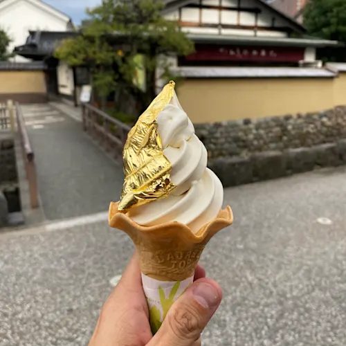 gold-leaf-soft-ice-cream-kanazawa-instagram-_travelingdepression_