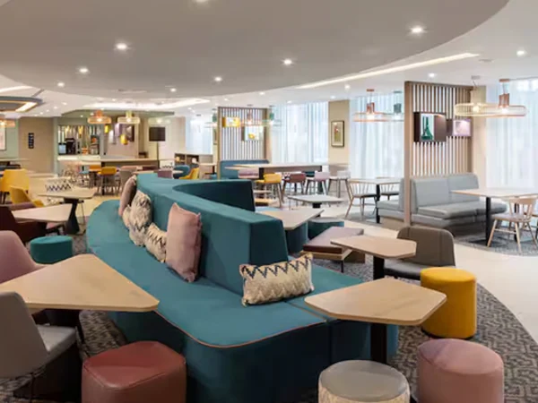 hampton-by-hilton-london-city-hotel-lobby