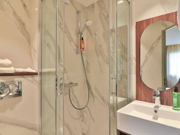 Hotel-du-Pin-Nice-Port-bathroom