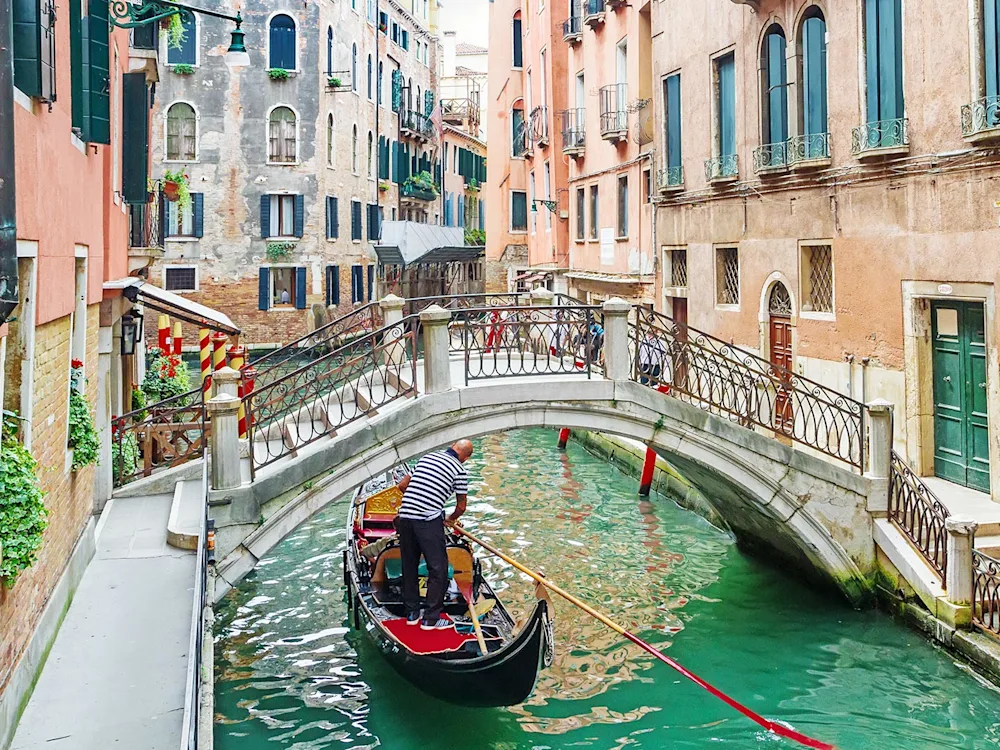Italy-Venice-canal-gondola-bridge
