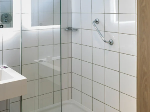 Mercure-Cardiff-North-Hotel-bathroom