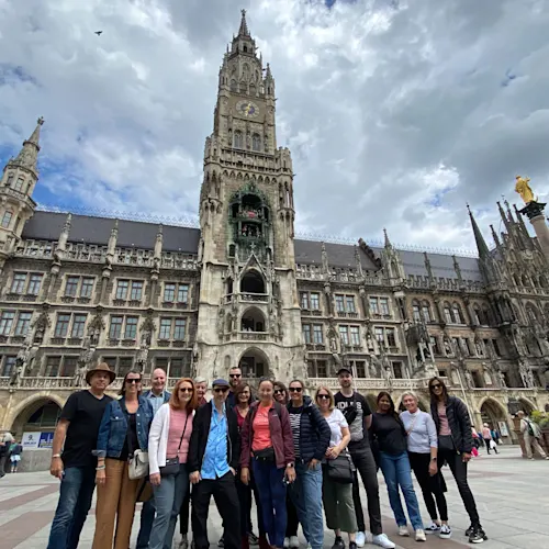 munich-germany-marienplatz-group-photo-instagram-_expatexplore