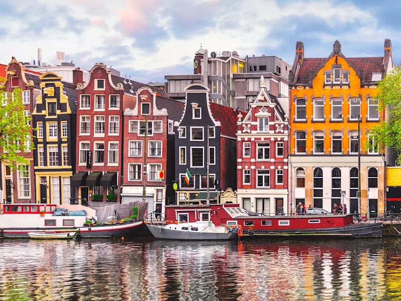 netherlands-amsterdam-canals-dancing-houses