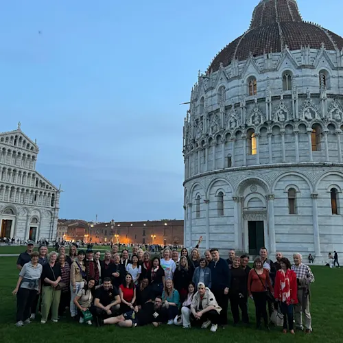pisa-italy-autumn-group-photo-instagram-_expatexplore