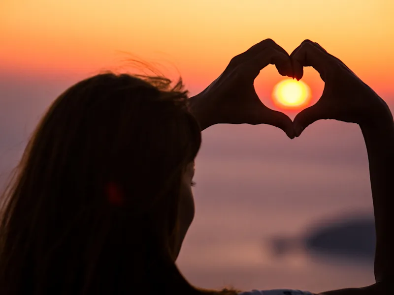 Santorini-island-sunset-heart-travel-Best-of-Greece