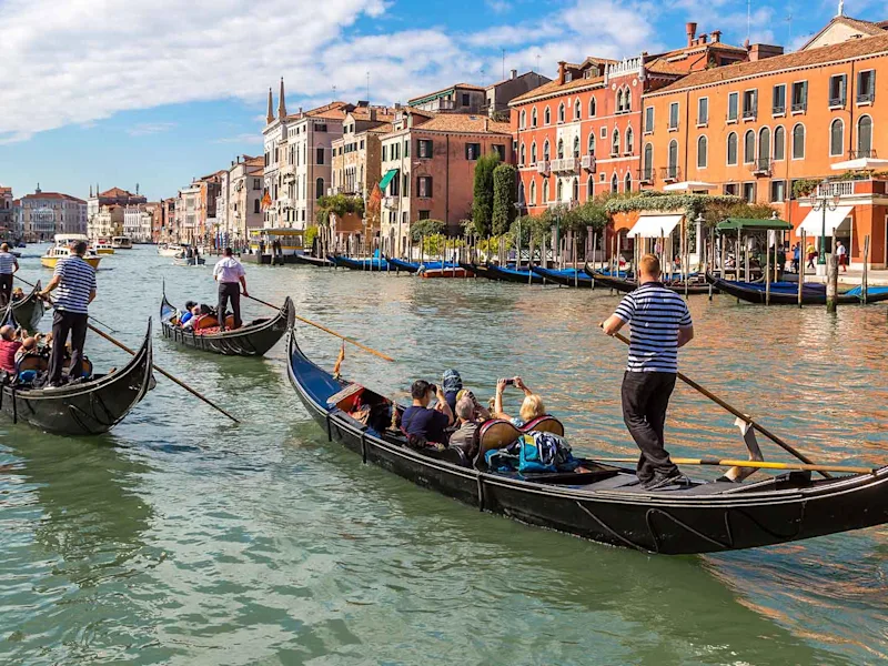 venice-gondolas-rialto-bridge-summer-vacation-italy-tours