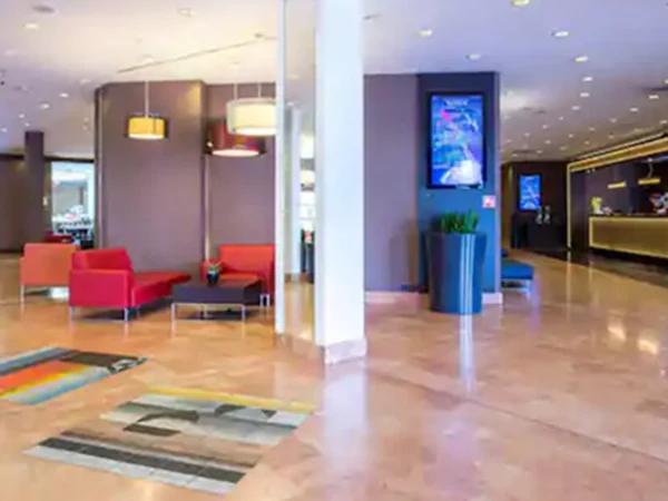 Warsaw-Radisson-Blu-Sobieski-lobby