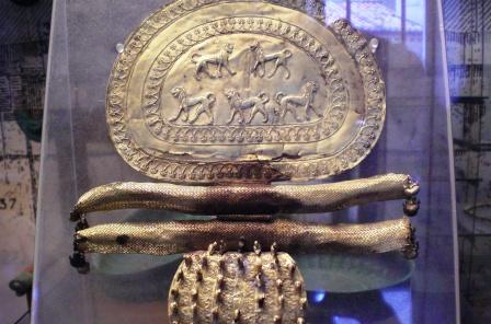 Etruscan gold necklace with Lion motif, 7th c BC, Vatican Museums 